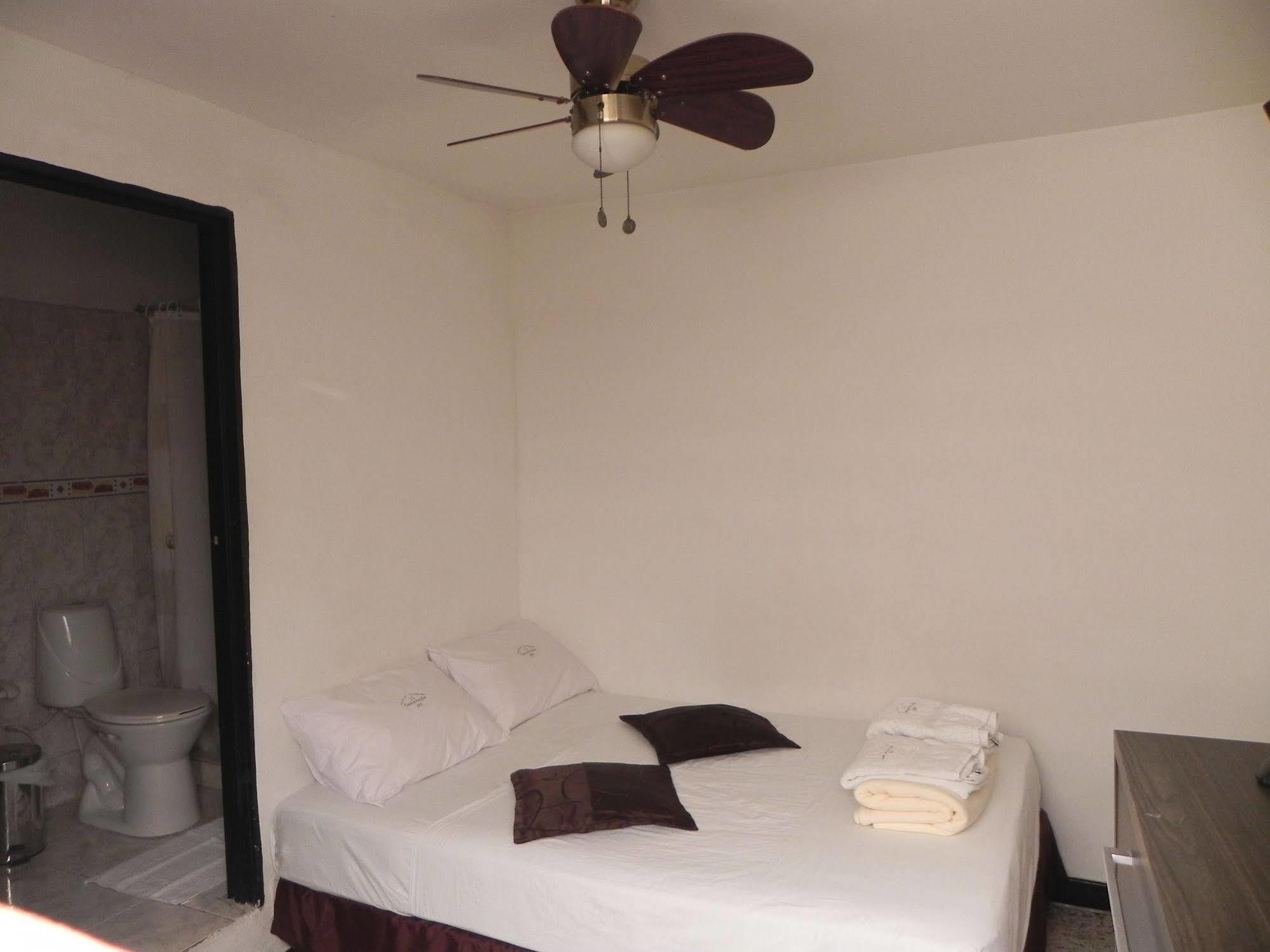 Hostal Tamarindo Inn Medellín Eksteriør billede